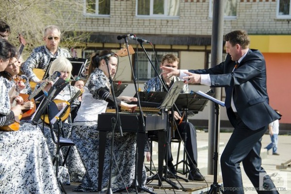 русский оркестр на улице
